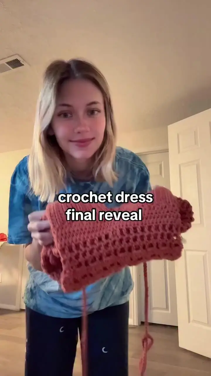 직접 짠 드레스를 입어보는 여성