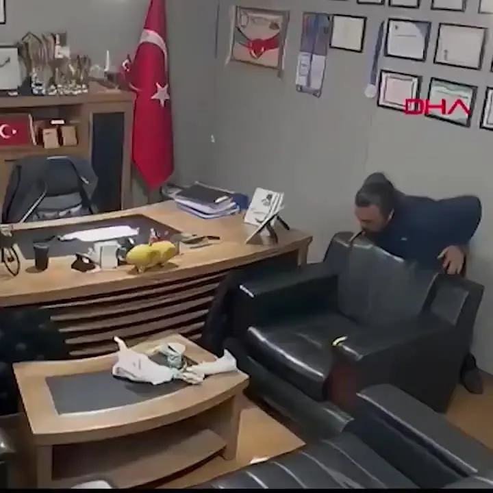 자체 하임리히 법으로 목숨을 구한 구급대원 ㅎㄷㄷ