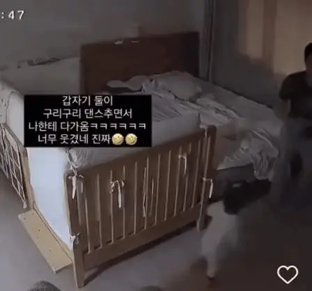 홈캠에 남편과 딸아이가 찍혔는데 너무 귀여운 장면이 녹화되었음.gif