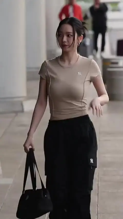 오늘자 카리나 공항 몸매