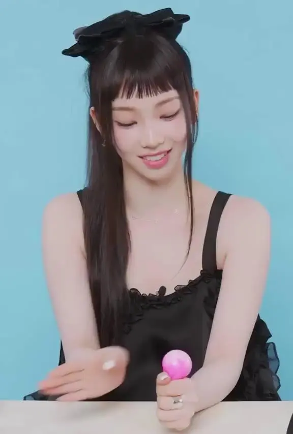 류진이 사준 스트레스 볼 가지고 노는 에스파 카리나