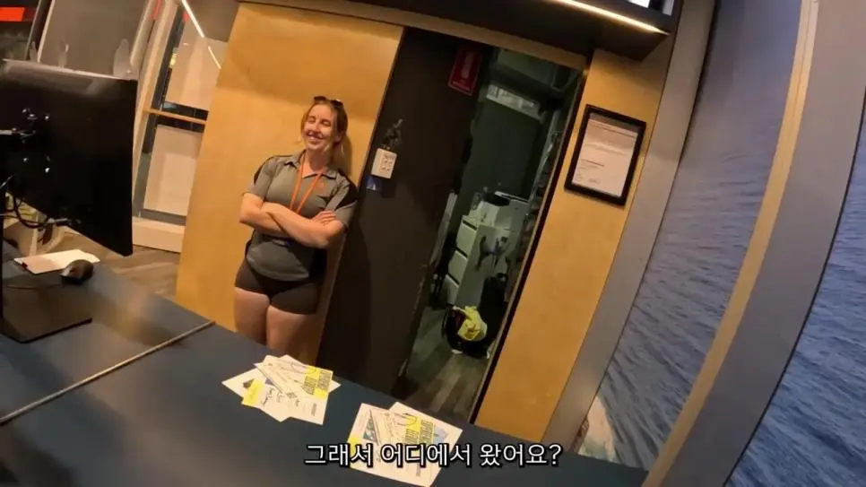 한국에서 왔다고 하니까 의심받는 유튜버