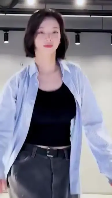 [에스파] 세로줄무늬 셔츠 속 검정티셔츠 출렁이는 단발 카리나