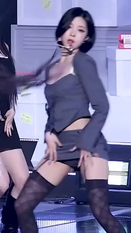 호불호 갈리는 가터벨트 gif