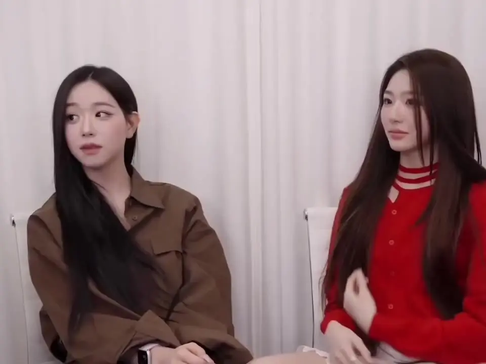 김채연 냄새 맡아보는 트리플에스 멤버