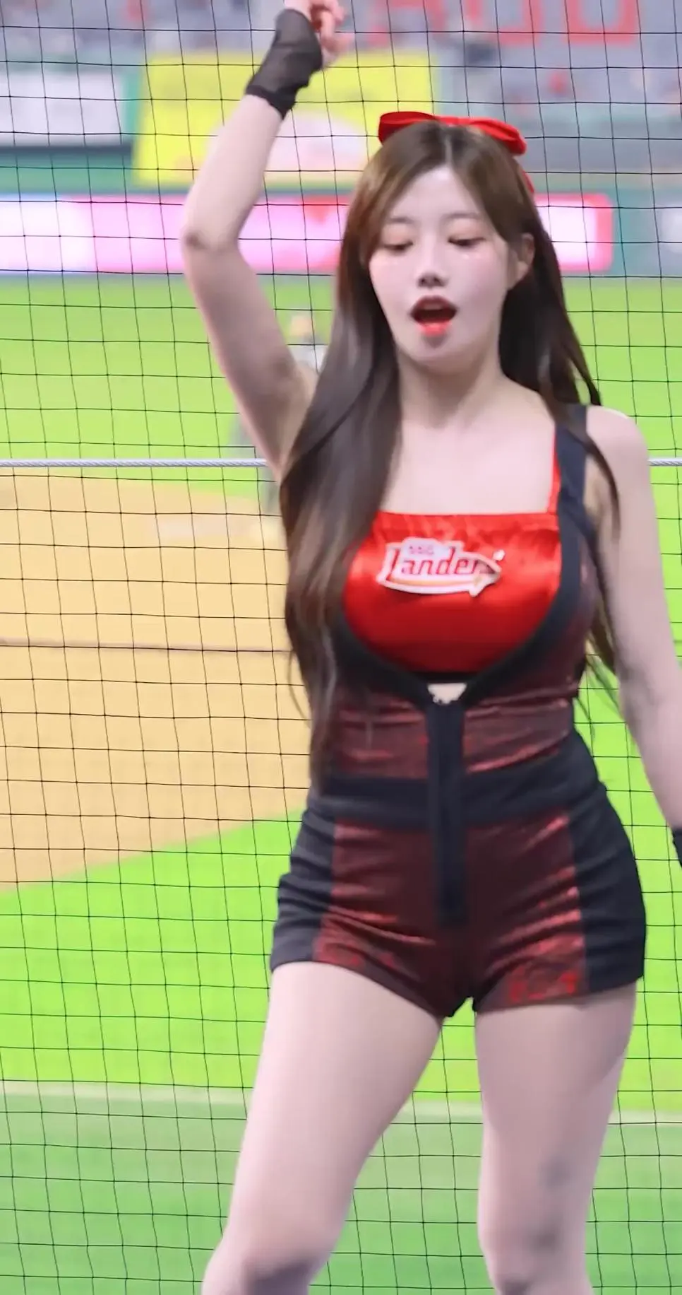 야구장 데뷔한 SSG 강지은 치어리더 뱅뱅