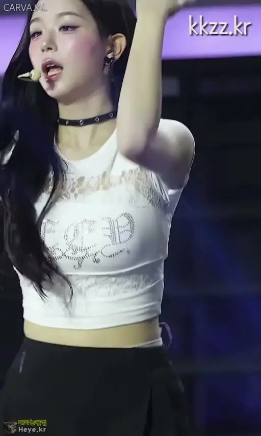 로고가 유난히 부각되는 트리플에스 김채연.gif