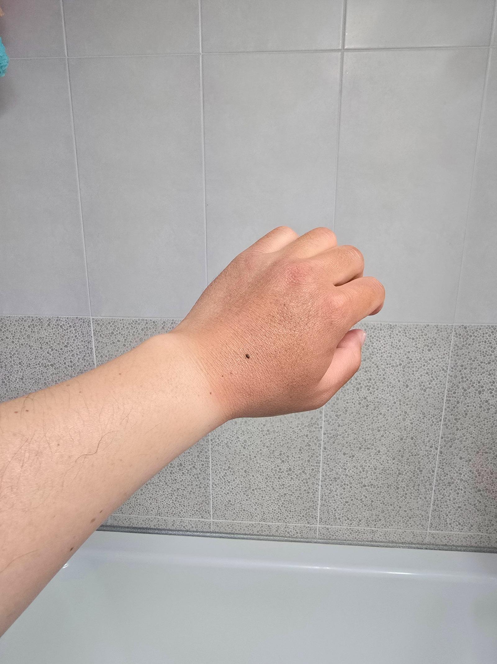 형님들 손에도 선크림 바르십니까?