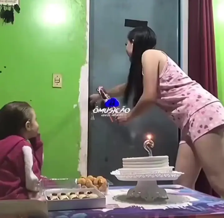 아빠 생일 축하해주는 가족