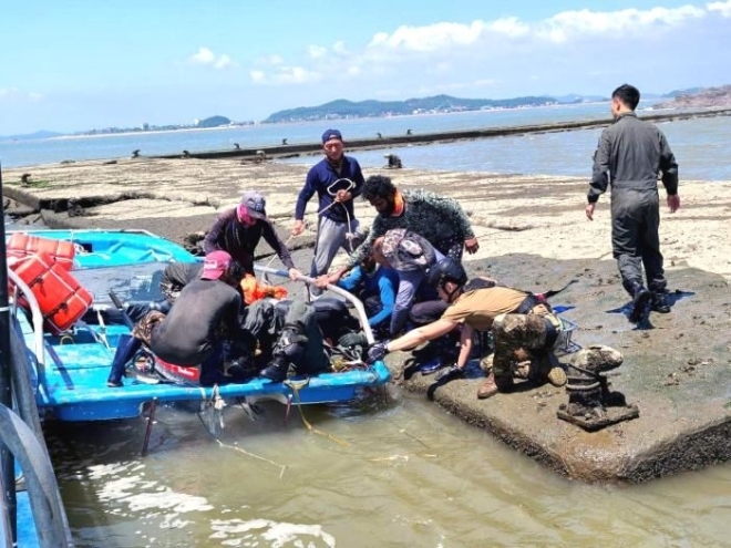 바다에 빠진 韓조종사 구한 스리랑카 노동자 ‘강제 추방’대신 ‘체류 자격