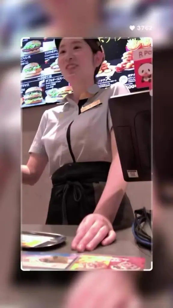 잘생긴 남자를 본 맥도날드 여자 알바