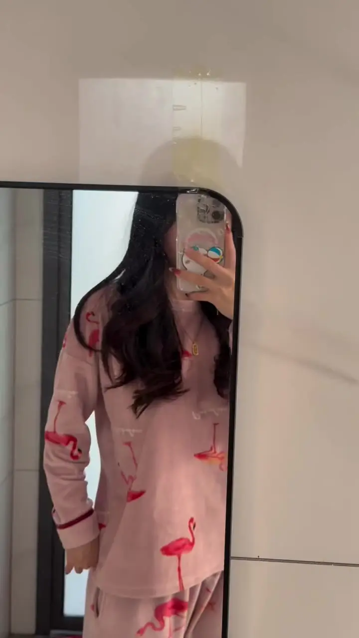 잠옷 속에 감춰둔 몸매