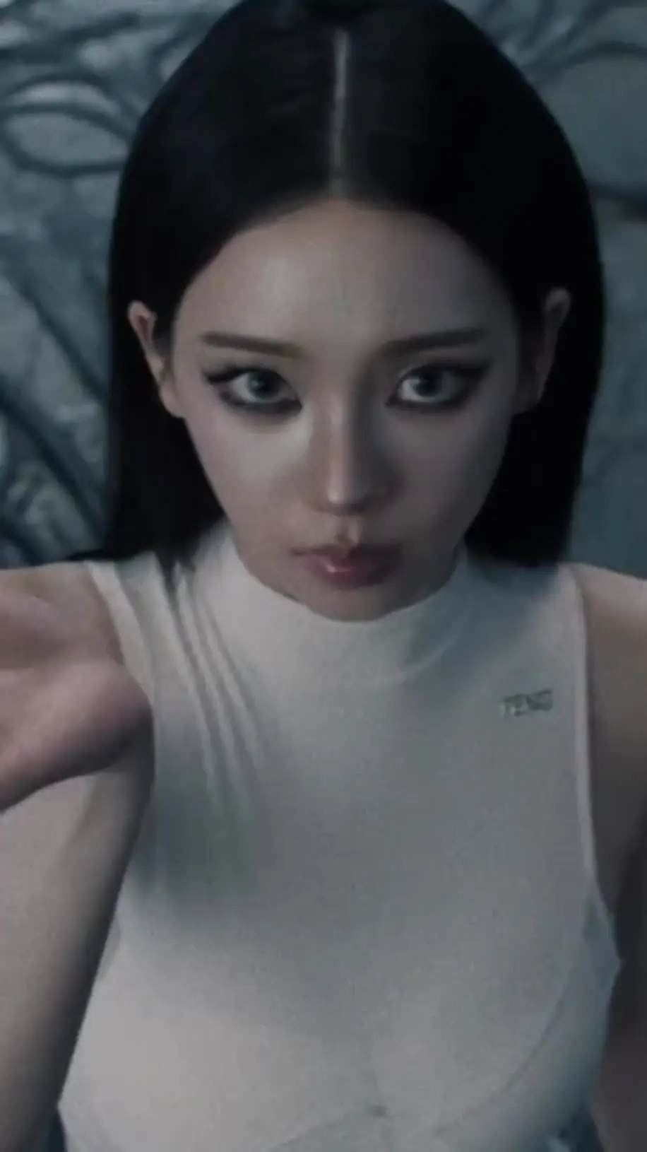 카리나 라인이 돋보이는 의상