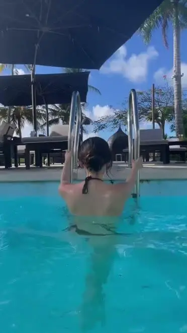 수영장에서 나오는 짤