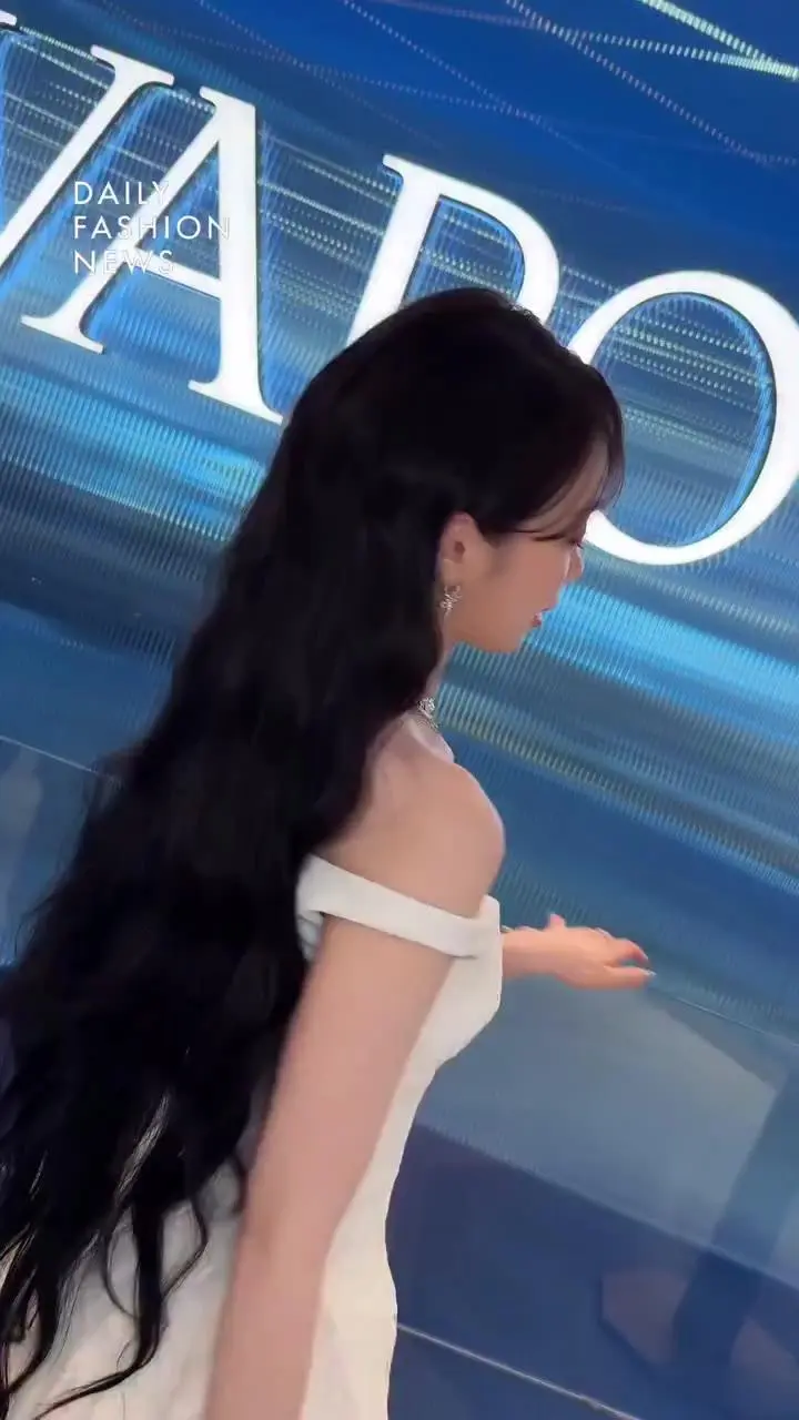 오늘자 스와로브스키 행사장 김채원