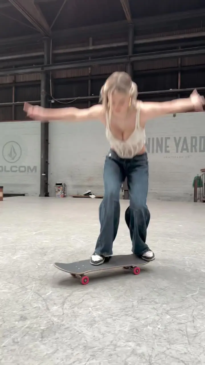 스케이트보드 연습하는 누나 gif